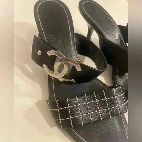Vintage Chanel Kitten Heel Sandals with Interlocking CC logo - Picture 2 of 7